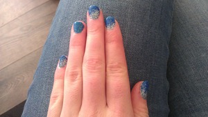 really easy as well. only, I could best not have used a blue glitter on my ringfinger. you almost can't see the difference