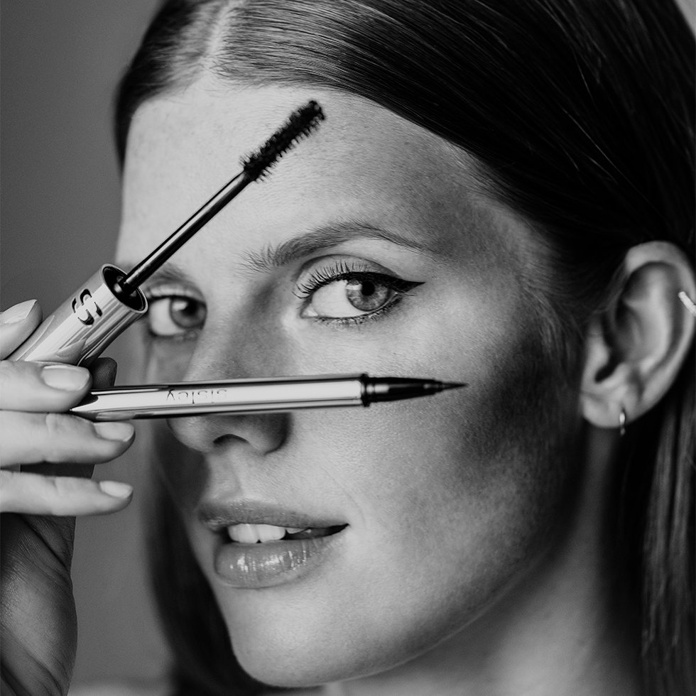 Sisley-Paris model holding the Ligne Noire Eyeliner and Mascara Phyto-Noir