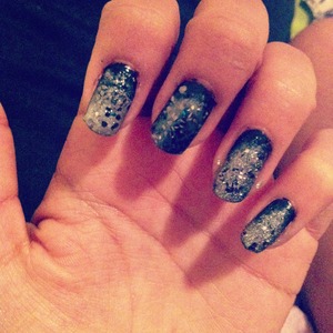 Silver sparkly glitter nails !!
