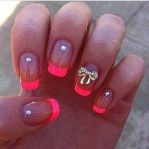 Beautiful pink diamond nails 😍