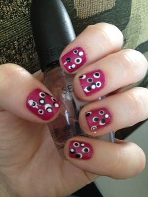 I love this dotted design. I had to cut my nails short due to splitting so I think that this fits perfectly!