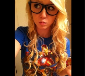 i know, its a nerdy pic, but curlyy hair<3