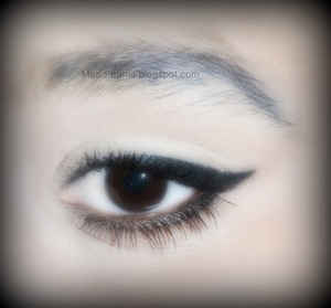 Cat effect eye liner