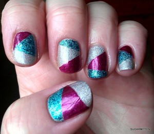 http://sugarmitten.wordpress.com/2011/12/30/sparkly-new-years-nails/