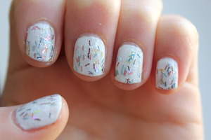 Barry M - white
Essence special effect topper - Glitter on me