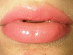 Natural, just the way I like it. Don't you?
I used Mac cremesheen lipglass in Richer,Lusher