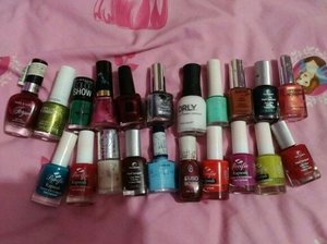 Some of my nail polishes, others are either dry or finished haha :p
Which one do you like out of this? 