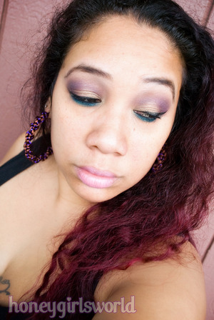 My Thanksgiving 2012 FOTD using Urban Decay Naked 1, Inglot and Lorac. On my lips - WetnWild's It's a Girl and Just Peachy.
Earrings by I - Candy Couture Accessories. Twisted Woven Hoops in Purple & Brown.