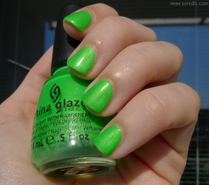 http://www.sonidlo.com/2012/06/zeleny-neonovy-lak-china-glaze-im-with.html