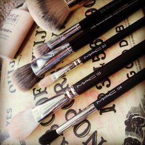 These are a few of the brushes that I use daily, and I don't know what I would do without them in my routine!

(Starting from top to bottom)

---Tarte Airbrush Finish Bamboo Foundation brush
---Sephora Pro Airbrush #57 Concealer brush
----Sephora Pro Airbrush #56 Foundation brush
---MAC 217
---MAC 168
---MAC 224

And my Makeup Forever Mat Velvet foundation is also hanging out in the background.<3