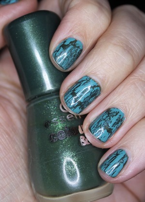 Understated Paddy's Day manicure. http://thesleepyjellyfish.blogspot.ie/2013/03/this-weeks-nails-18-essence-st-patricks.html