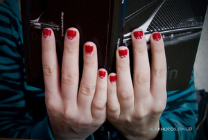 I used KIKO COSMETIC's nail-polish
#200 (transparent)
#240 (red apple)

