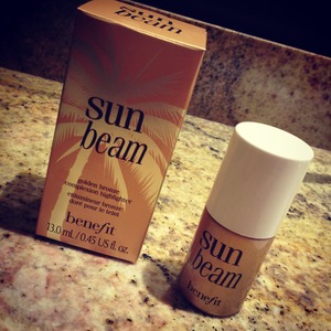 Benefit has such amazing products! Just bought the Sun Beam. Love the Benefit illuminators especially this one because it gives a natural looking sun kissed radiance. TO USE: dot on the desired areas of where the light hits your face like the cheek, chin, right above the upper lip and brow bones. ✨