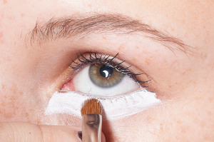 HALLOWEEN MAKEUP EFFECTS: Outline the eye