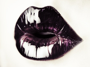 Makeup by Lina Toro
Using Nyx black gloss