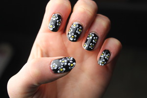 Simple flower nail art

http://candylovecity.blogspot.be/2014/02/mani-monday-daisies.html
