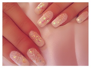 blured and shiny uv-gel french manicure with some glittrzzzz and lovely flowers