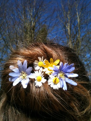 Out in the countryside and little sister put flowers in my bun :)🌸🐠
