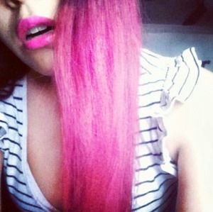 pastel/hot pink hair dyeee n.n