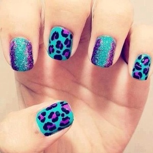 Scrolling down Facebook when I saw these BEAUTIFUL nails , bookmark a little inspiration . (: