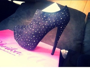 Bought some heels online && very affordable! 