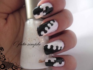 http://o-fata-simpla.blogspot.ro/2013/05/challenge-19-black-white-nails.html