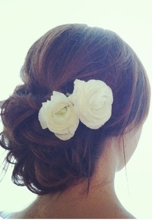 Add fresh flowers to your hairstyle to add a touch of romance. 😊