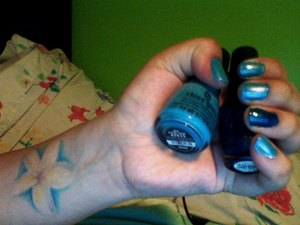 Just a mixture of light and dark blue with a pretty pearl top coat to make it shine like the ocean.
Opi (Yodel me on my cell) & (Pearl of Wisdom) China Glaze(Fly'n High)