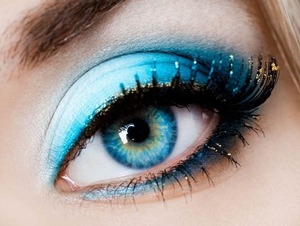 I was looking on a website for makeup ideas, and saw this(; for more amazing eye shadows look up www.designsmag.com(;