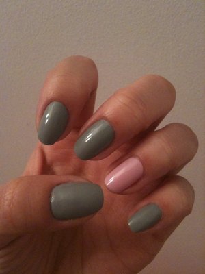 Grey with pink solids