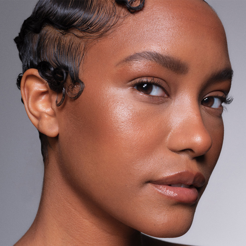 Kevyn Aucoin model wearing the Sensual Skin Bronzer in Twilight