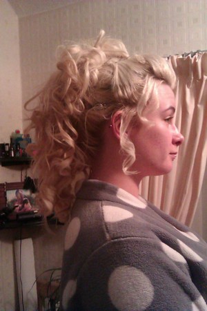 i did my boyfriend's sisters hair for new years :) or aka , 'Leila V' on here !  Check her out :) she's amazeeeennnnnn 