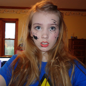 I was playing with Halloween make up, and created a broken doll look~