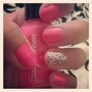 Mighty mango by sally hansen!Perfect for summer,Looks great with a tan! and glitter to make it Pop!