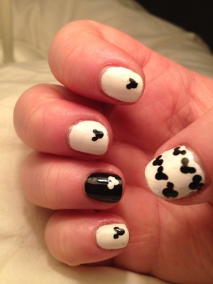 I'm doing the 31 day nail challenge, except over 31 weeks. This was the black and white week :) 