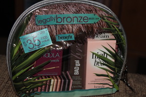 Benefit Legally Bronze.
I wanted to try Hoola so i decided to get this set since you get more for your buck.
Comes with: High Beam (luminescent complexion enhancer)
Hoola (bronzing powder)
Gilded (tangerine gold highlighter)
BADgal Brown (deep brown masca