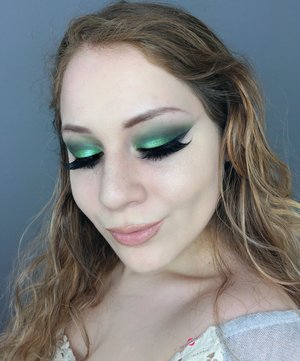 I present to you.....GREENERY! Happy New Years cuties XOXO.
http://theyeballqueen.blogspot.com/2016/12/new-years-eve-pantone-color-of-2017.html