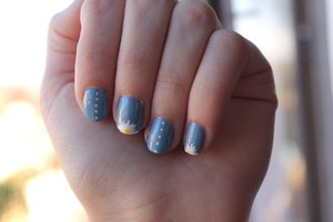 A nail design featuring Daisys and dots