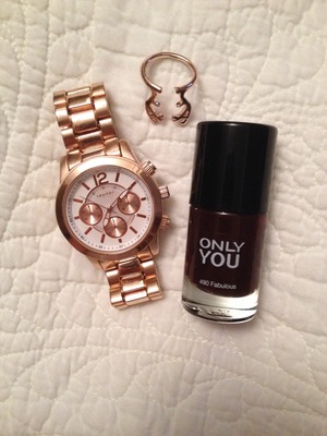 Golden reindeer ring from Brandy Melville 
Watch Oozoo 
Nailpolish from ICI PARIS XL number 490 called Fabulous 

Stay fashionable 

Xo, Henrieke 