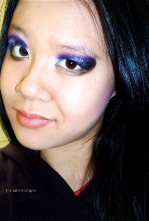 Standard smokey eye with glitter in the crease.
http://ms-americanpie.blogspot.hk/2013/01/black-and-purple-glitter.html