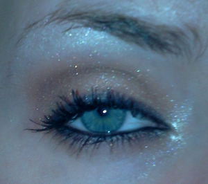 Isadora - Quartet Eye Shadow in "Golden Sunset", quite pigmented and very frosty/glittery