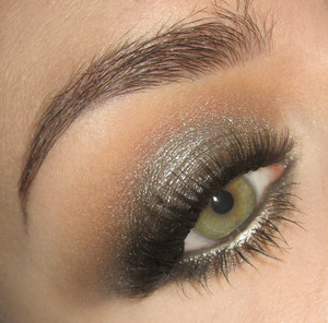 Here is the tutorial for this look :
http://www.youtube.com/watch?v=IcKdIe7re1k