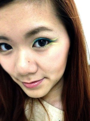  A little burst of color with teal and gold liners, leaving the rest of the face looking au naturel.