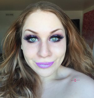 A break from holiday tutorials ;)! Tired out the new Lime Crime Diamond Crushers, and I LOVE EM'. Hope you cuties enjoy this iridescent tutorial!
http://theyeballqueen.blogspot.com/2016/12/dramatic-iridescent-shimmering-purple.html