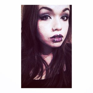 Hey guys! Well I did this makeup with fake piercings and most of all, very dark colours (dark purple eyeshadow for the eyes and for contouring) it's like a hardcore modern vampire.. I don't know! xD Hope u like it💕