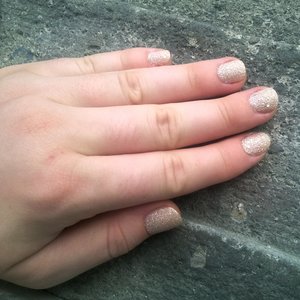 Nude sand glitter with square holographic particles.

Missilyn "Velvet Diamond"