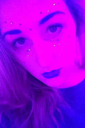 First go using cream, sequins and blue eyeliner for the lips eyeliner and eyebrows 