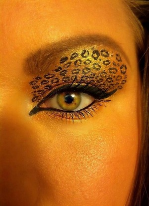 close up of my leopard eyes. see full picture to learn how to do it. 