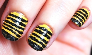 Cutest Bee Nails
Tutorial: http://www.youtube.com/watch?v=v9kn8fvr7xw
-I used: base coat, yellow, nail art pen, black sparkly color, top coat.
For especific brands/names please watch my tutorial.