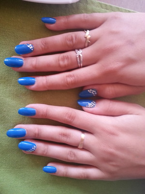 my sister's pretty nails :)